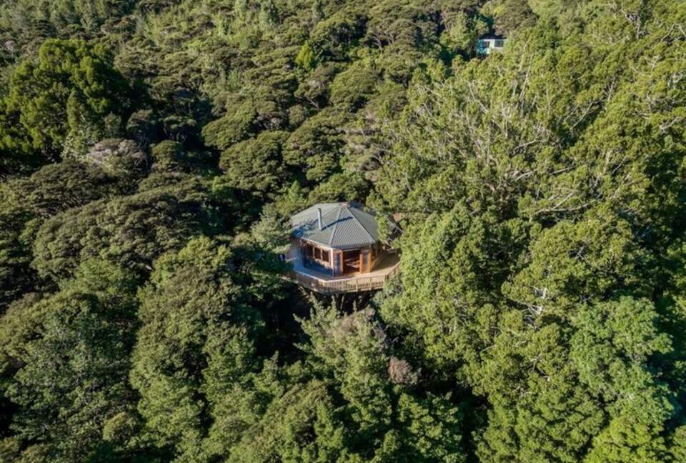 Octagonal Forest Treehouse with Private Spring-Fed Hot Tub - Waiheke Island, New Zealand