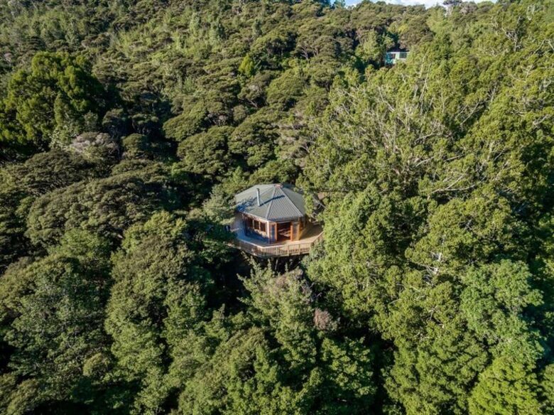 Octagonal Forest Treehouse with Private Spring-Fed Hot Tub - Waiheke Island, New Zealand
