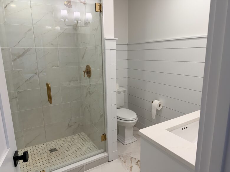 First floor en-suite full bath