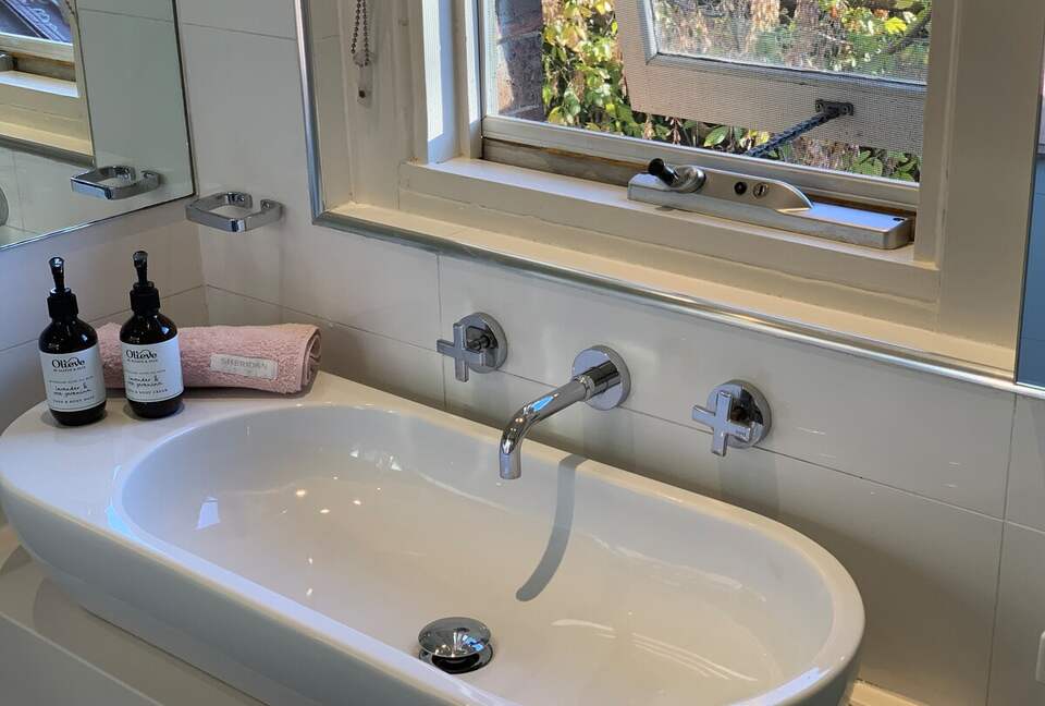 1930s Garden Townhouse Steps to the Yarra River - South Yarra, Australia