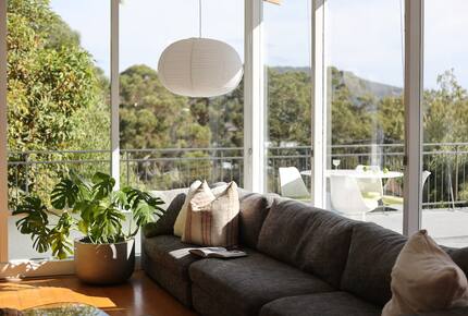 Midcentury Esmond Dorney Home with Sandy Bay Outlook - Sandy Bay, Australia