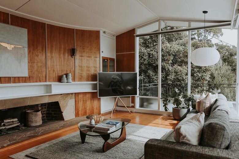 Midcentury Esmond Dorney Home with Sandy Bay Outlook - Sandy Bay, Australia