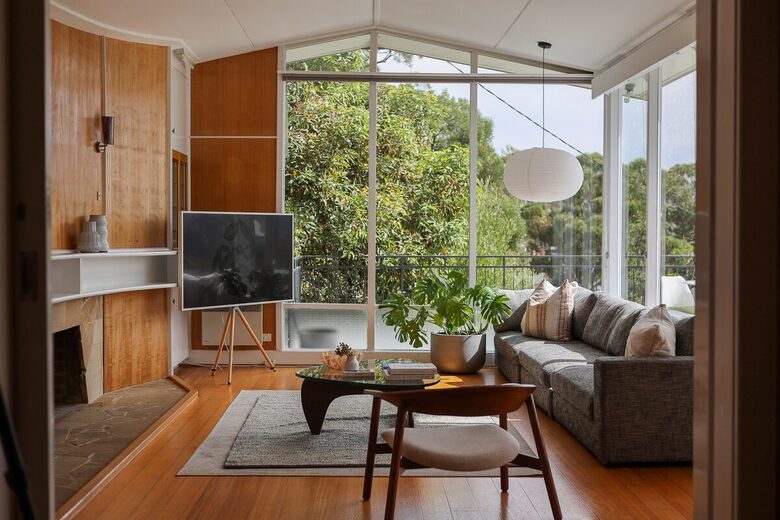 Midcentury Esmond Dorney Home with Sandy Bay Outlook - Sandy Bay, Australia