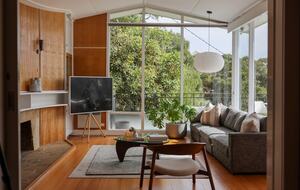 Midcentury Esmond Dorney Home with Sandy Bay Outlook - Sandy Bay, Australia