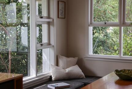 Midcentury Esmond Dorney Home with Sandy Bay Outlook - Sandy Bay, Australia