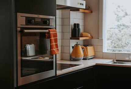 Midcentury Esmond Dorney Home with Sandy Bay Outlook - Sandy Bay, Australia