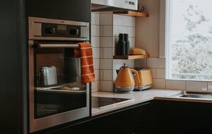 Midcentury Esmond Dorney Home with Sandy Bay Outlook - Sandy Bay, Australia