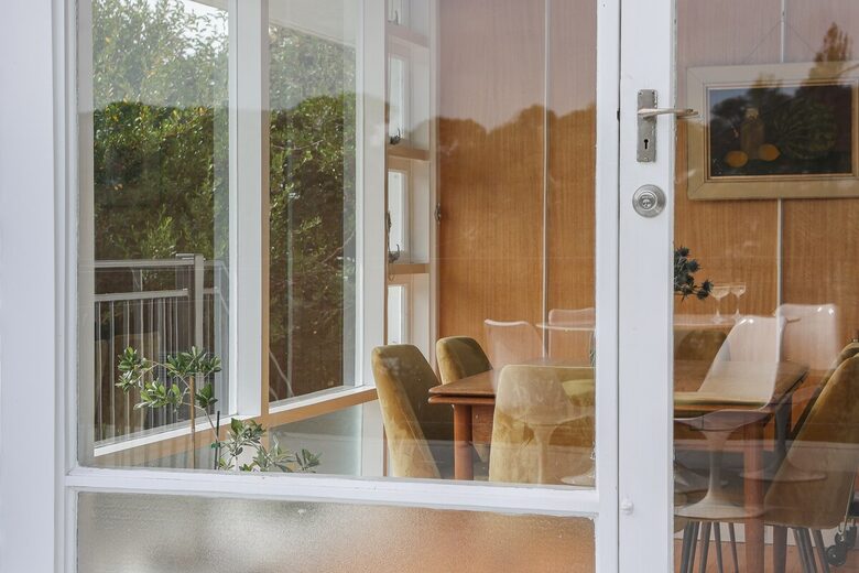 Midcentury Esmond Dorney Home with Sandy Bay Outlook - Sandy Bay, Australia