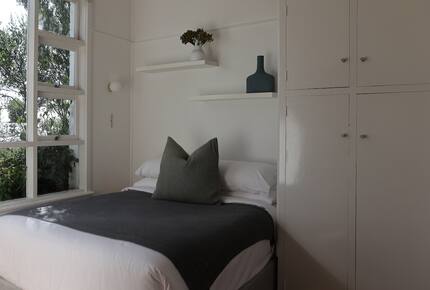 Midcentury Esmond Dorney Home with Sandy Bay Outlook - Sandy Bay, Australia