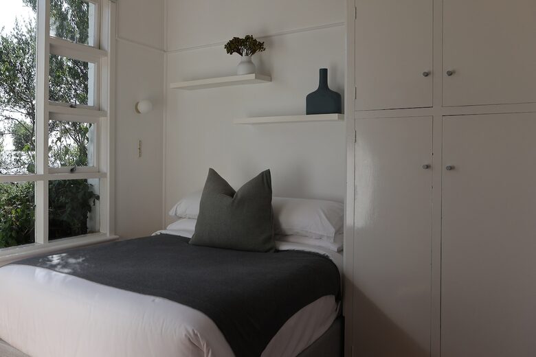 Midcentury Esmond Dorney Home with Sandy Bay Outlook - Sandy Bay, Australia