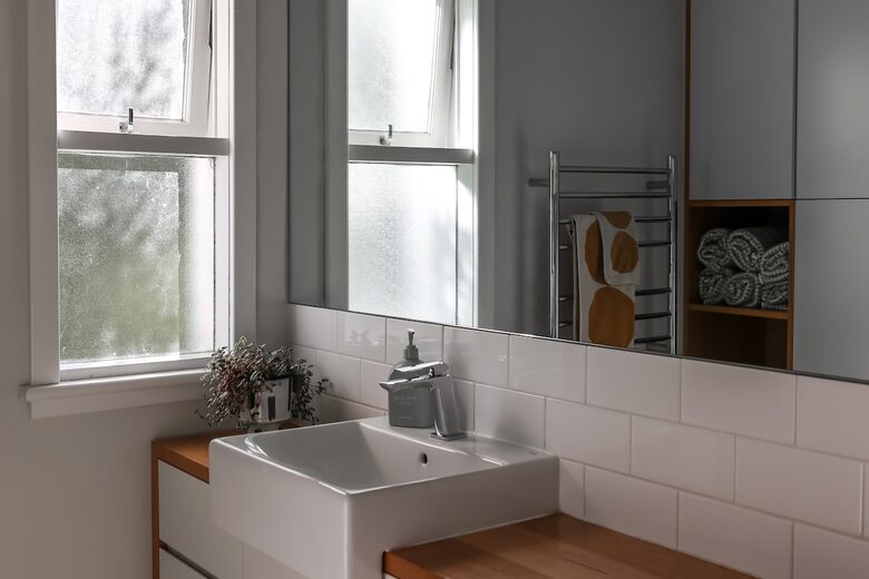 Midcentury Esmond Dorney Home with Sandy Bay Outlook - Sandy Bay, Australia