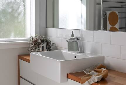 Midcentury Esmond Dorney Home with Sandy Bay Outlook - Sandy Bay, Australia