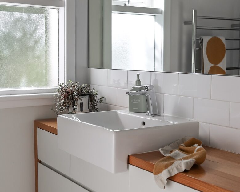 Midcentury Esmond Dorney Home with Sandy Bay Outlook - Sandy Bay, Australia