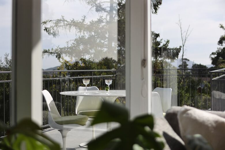 Midcentury Esmond Dorney Home with Sandy Bay Outlook - Sandy Bay, Australia