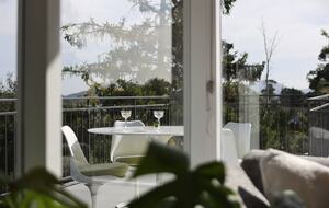 Midcentury Esmond Dorney Home with Sandy Bay Outlook - Sandy Bay, Australia