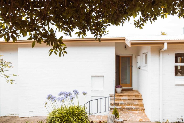 Midcentury Esmond Dorney Home with Sandy Bay Outlook - Sandy Bay, Australia