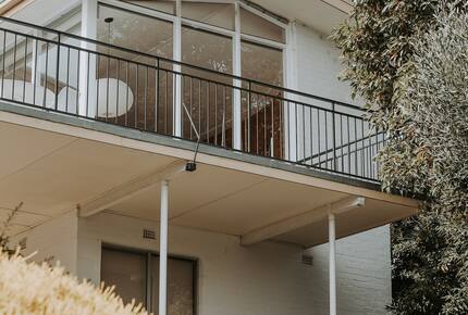 Midcentury Esmond Dorney Home with Sandy Bay Outlook - Sandy Bay, Australia