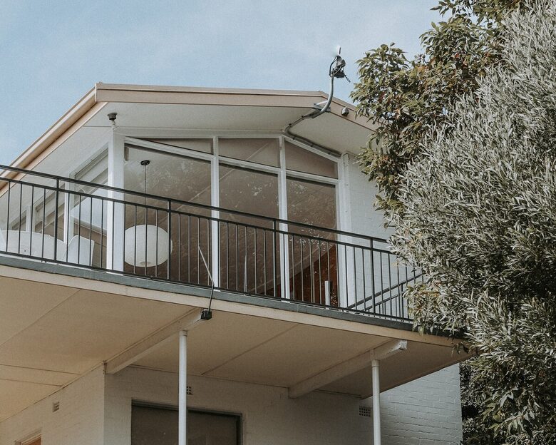 Midcentury Esmond Dorney Home with Sandy Bay Outlook - Sandy Bay, Australia