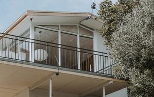 Midcentury Esmond Dorney Home with Sandy Bay Outlook - Sandy Bay, Australia