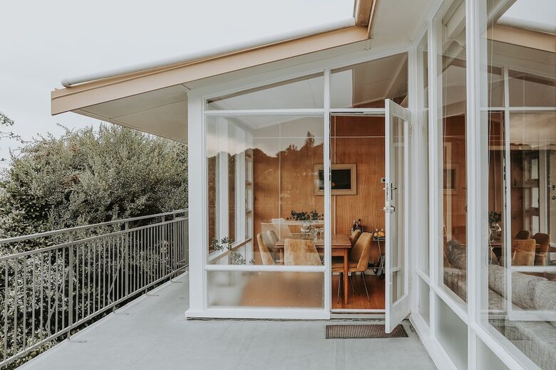 Midcentury Esmond Dorney Home with Sandy Bay Outlook - Sandy Bay, Australia