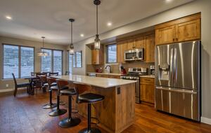 Ski-In Ski-Out Living at Echo Landing in Sun Peaks - Sun Peaks, Canada