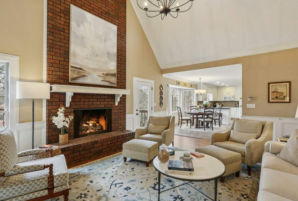 Luxury Cul-de-Sac Living in the Heart of Peachtree Corners - Norcross, Georgia