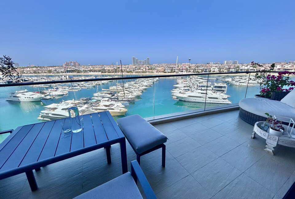 Balcony lounge & al fresco