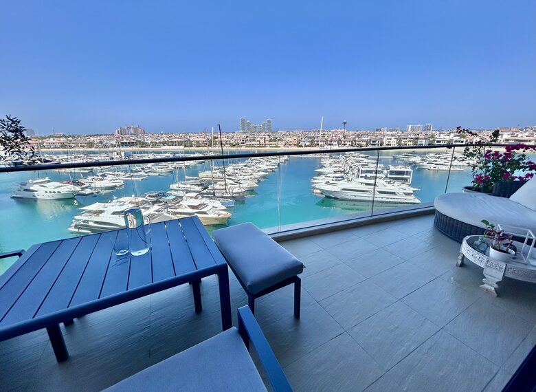 Balcony lounge & al fresco