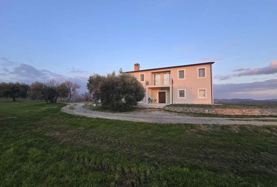 Well-Appointed Saturnia Villa with Valley Views - Saturnia, Italy