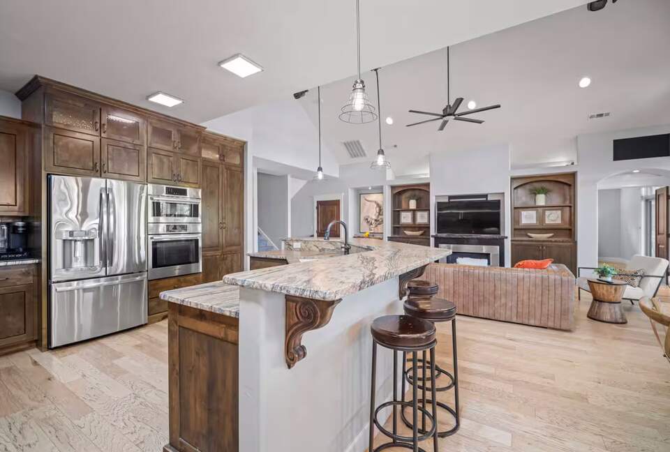 Modern Riverfront Retreat Overlooking the Deschutes - Bend, Oregon