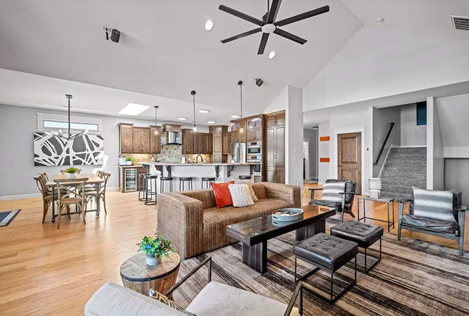 Modern Riverfront Retreat Overlooking the Deschutes - Bend, Oregon