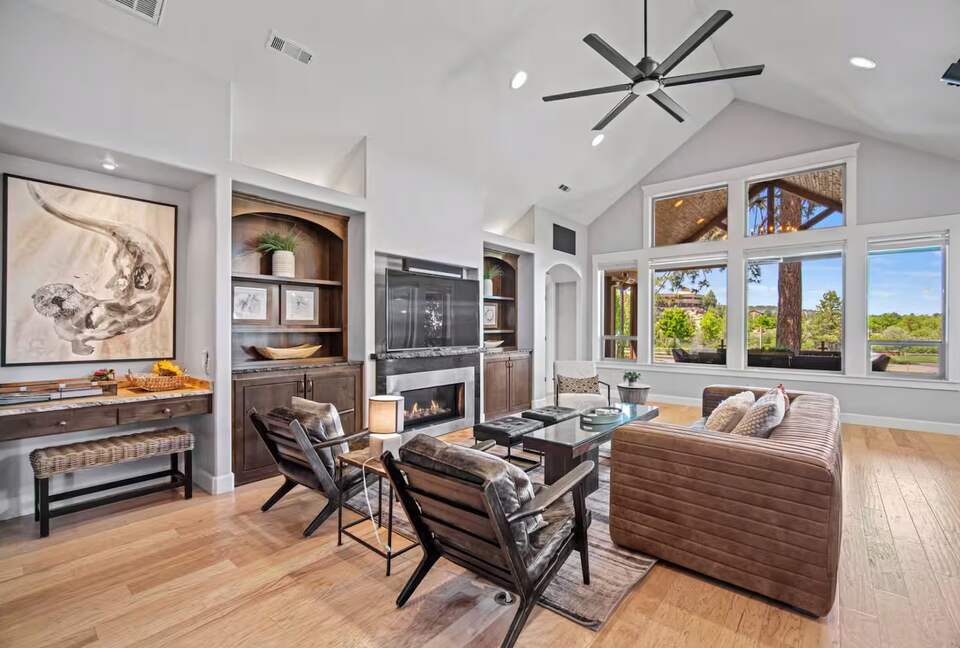 Modern Riverfront Retreat Overlooking the Deschutes - Bend, Oregon