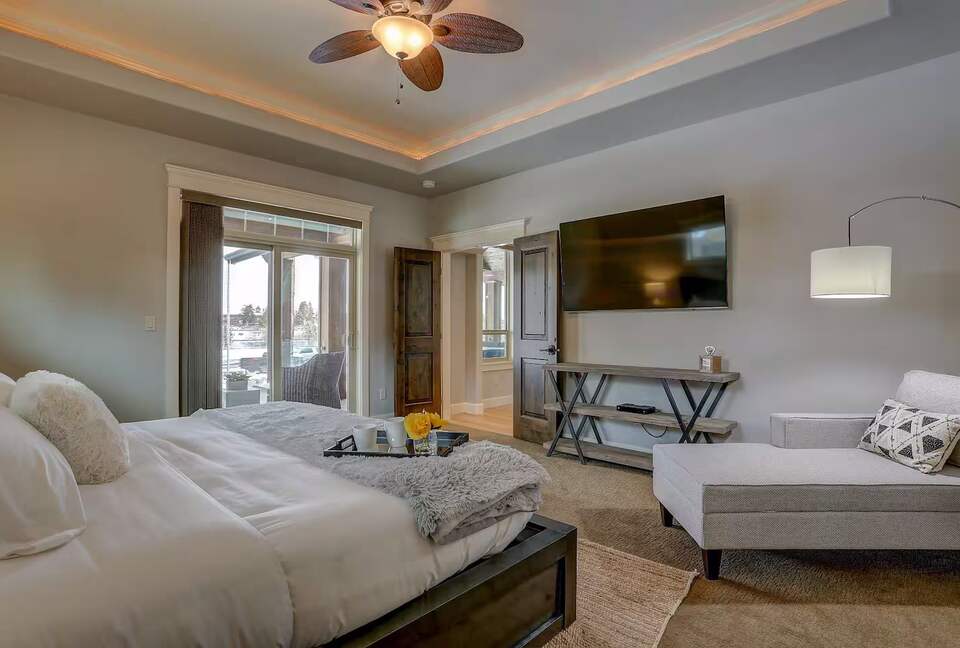 Modern Riverfront Retreat Overlooking the Deschutes - Bend, Oregon