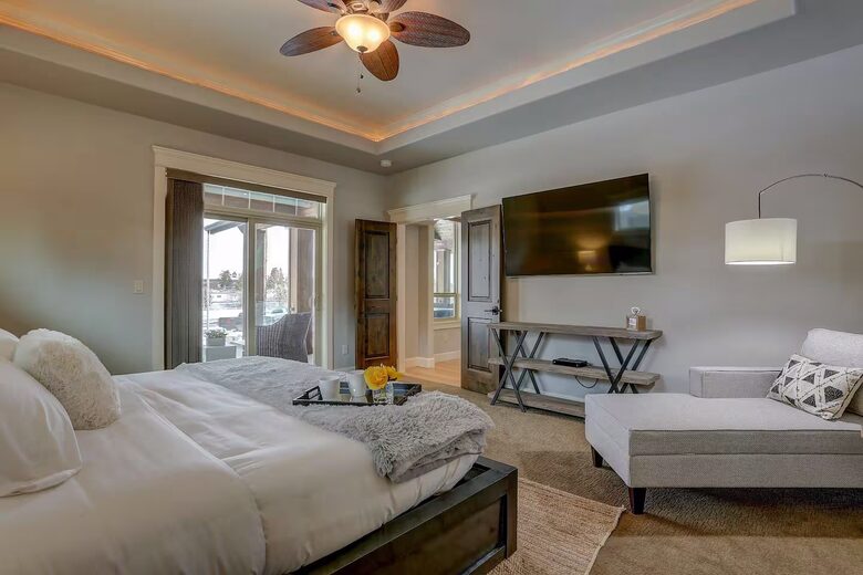 Modern Riverfront Retreat Overlooking the Deschutes - Bend, Oregon