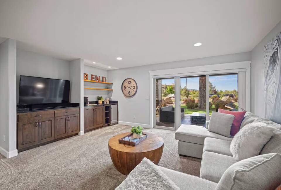 Modern Riverfront Retreat Overlooking the Deschutes - Bend, Oregon