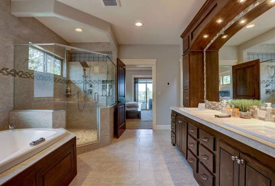 Modern Riverfront Retreat Overlooking the Deschutes - Bend, Oregon