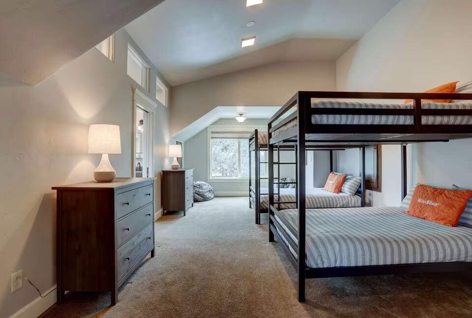 Modern Riverfront Retreat Overlooking the Deschutes - Bend, Oregon