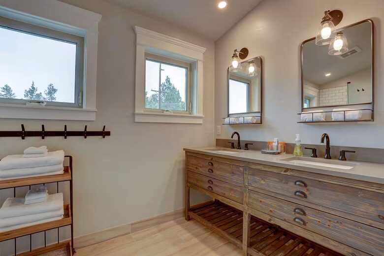 Modern Riverfront Retreat Overlooking the Deschutes - Bend, Oregon