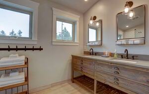 Modern Riverfront Retreat Overlooking the Deschutes - Bend, Oregon