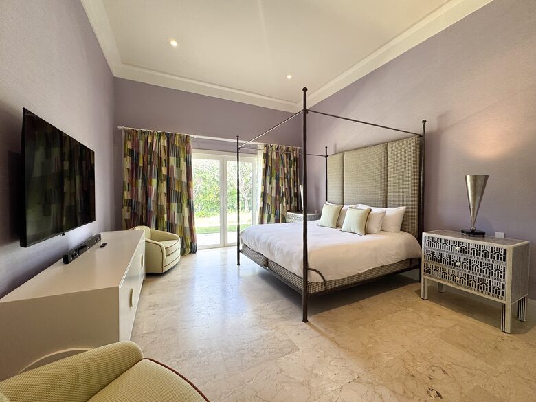 King Guestroom with Patio