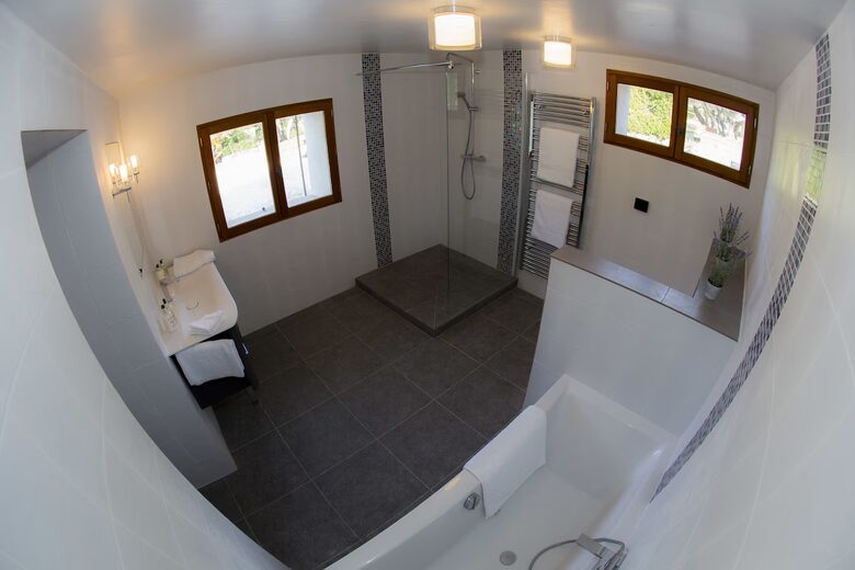 A Serene Luxury Villa in the Perfect Provence Location - Le Brûlât, France