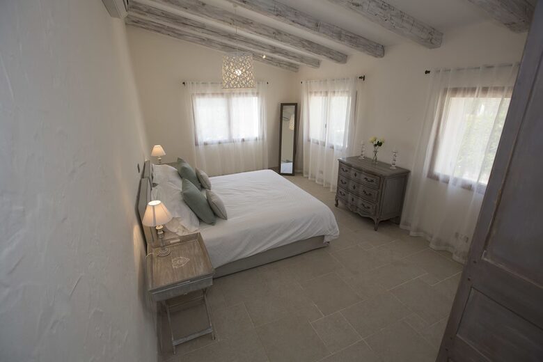 A Serene Luxury Villa in the Perfect Provence Location - Le Brûlât, France