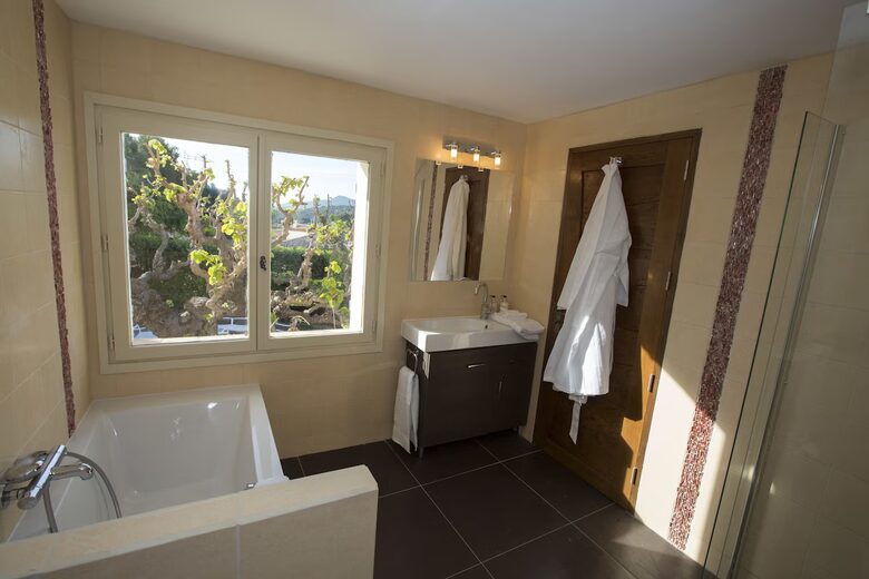 A Serene Luxury Villa in the Perfect Provence Location - Le Brûlât, France