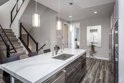 Luxe Rooftop Views Across Anchorage’s Park Strip - Anchorage, Alaska