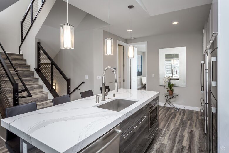 Luxe Rooftop Views Across Anchorage’s Park Strip - Anchorage, Alaska