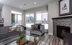 Luxe Rooftop Views Across Anchorage’s Park Strip - Anchorage, Alaska