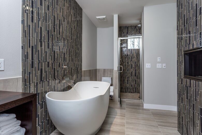 Luxe Rooftop Views Across Anchorage’s Park Strip - Anchorage, Alaska