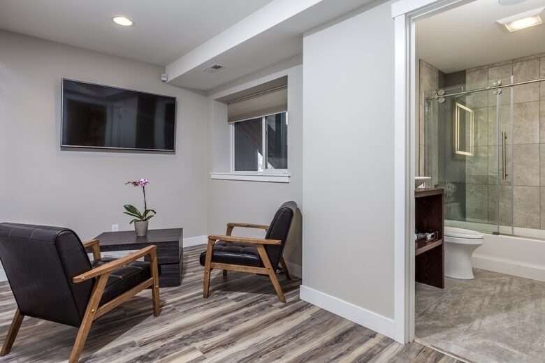 Luxe Rooftop Views Across Anchorage’s Park Strip - Anchorage, Alaska