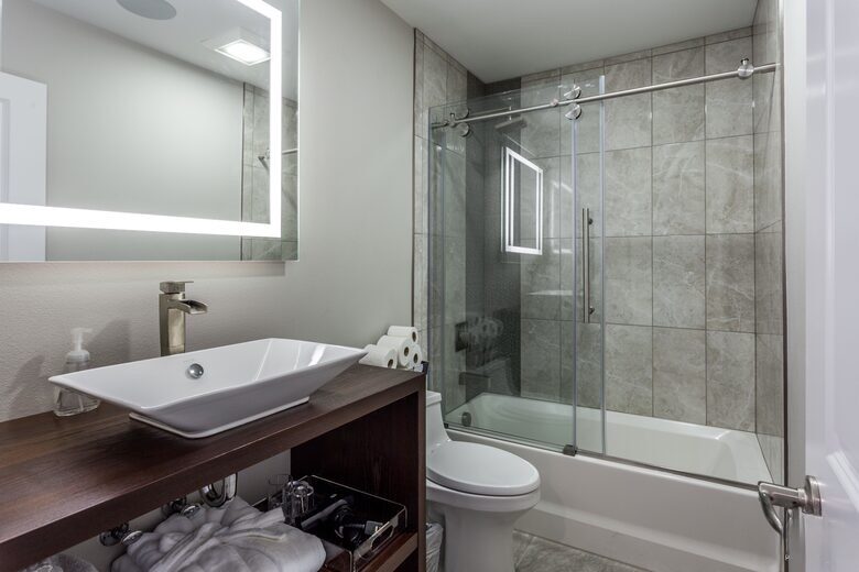 Luxe Rooftop Views Across Anchorage’s Park Strip - Anchorage, Alaska