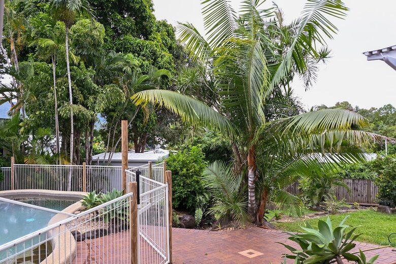 Tropical Garden Pool Retreat Near Trinity Beach - Trinity Beach, Australia